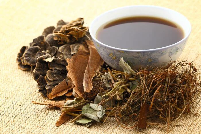 
nguyen-nhan-va-giai-phap-cho-tinh-trang-ngua-hong-goc-nhin-y-hoc-hien-dai-va-dong-y