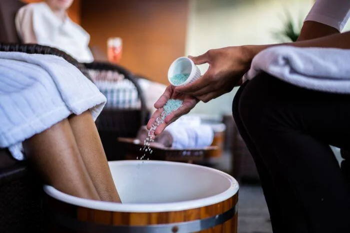 loi-ich-va-bi-quyet-ngam-chan-giu-am-co-the-cai-thien-suc-khoe-toan-dien